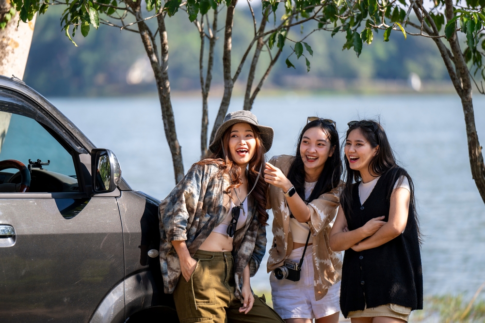 three ladies travelling